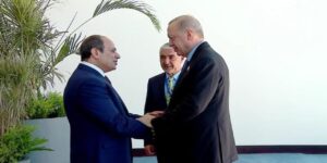 erdogan misirda sisi karsiladi EnDf33GI.jpg