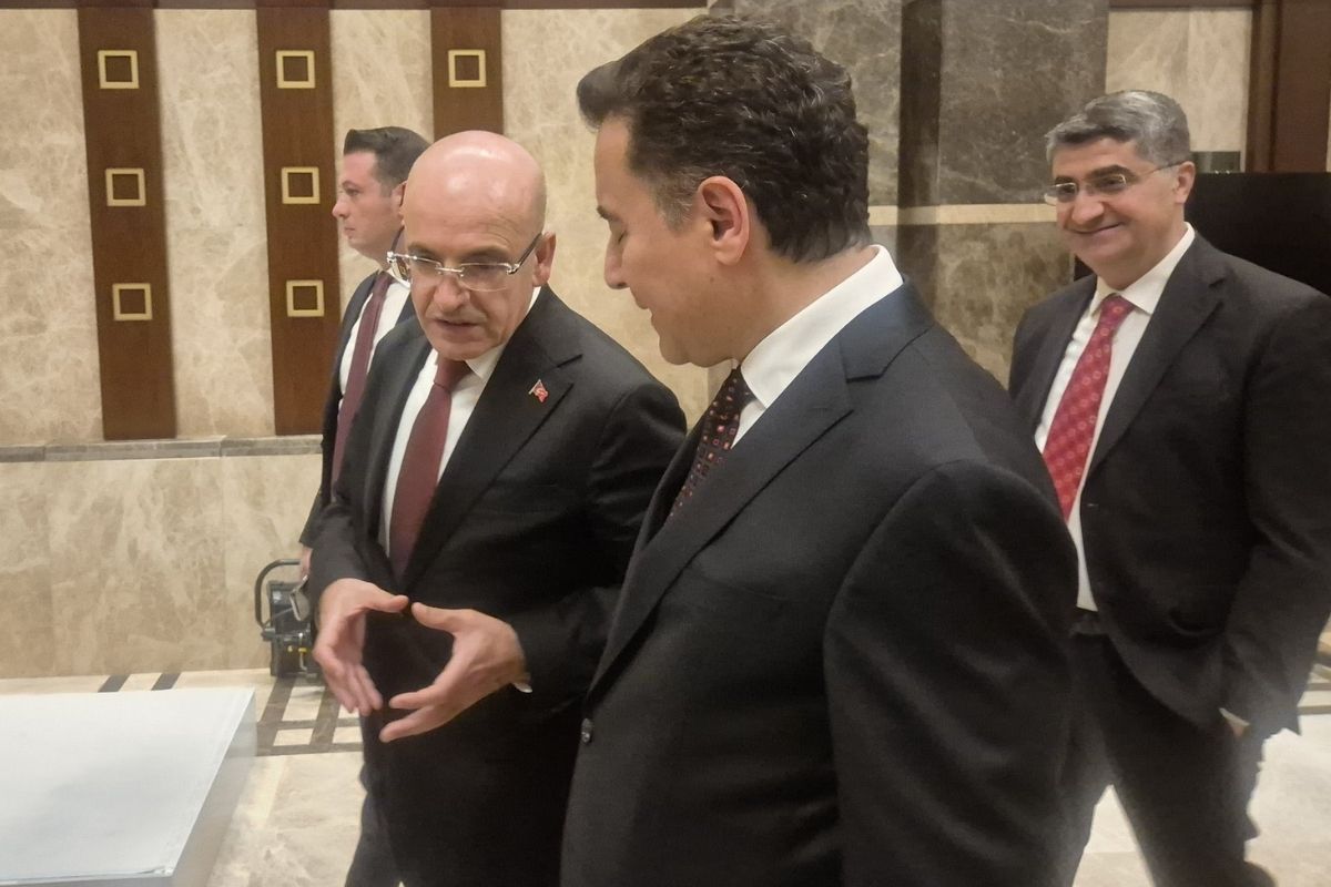 mehmet simsek ve ali babacan cumhurbaskanliginda duzenlenen resepsiyonda bulustu ayak ustu sohbetleri dikkat cekti 3HETDT5T.jpg