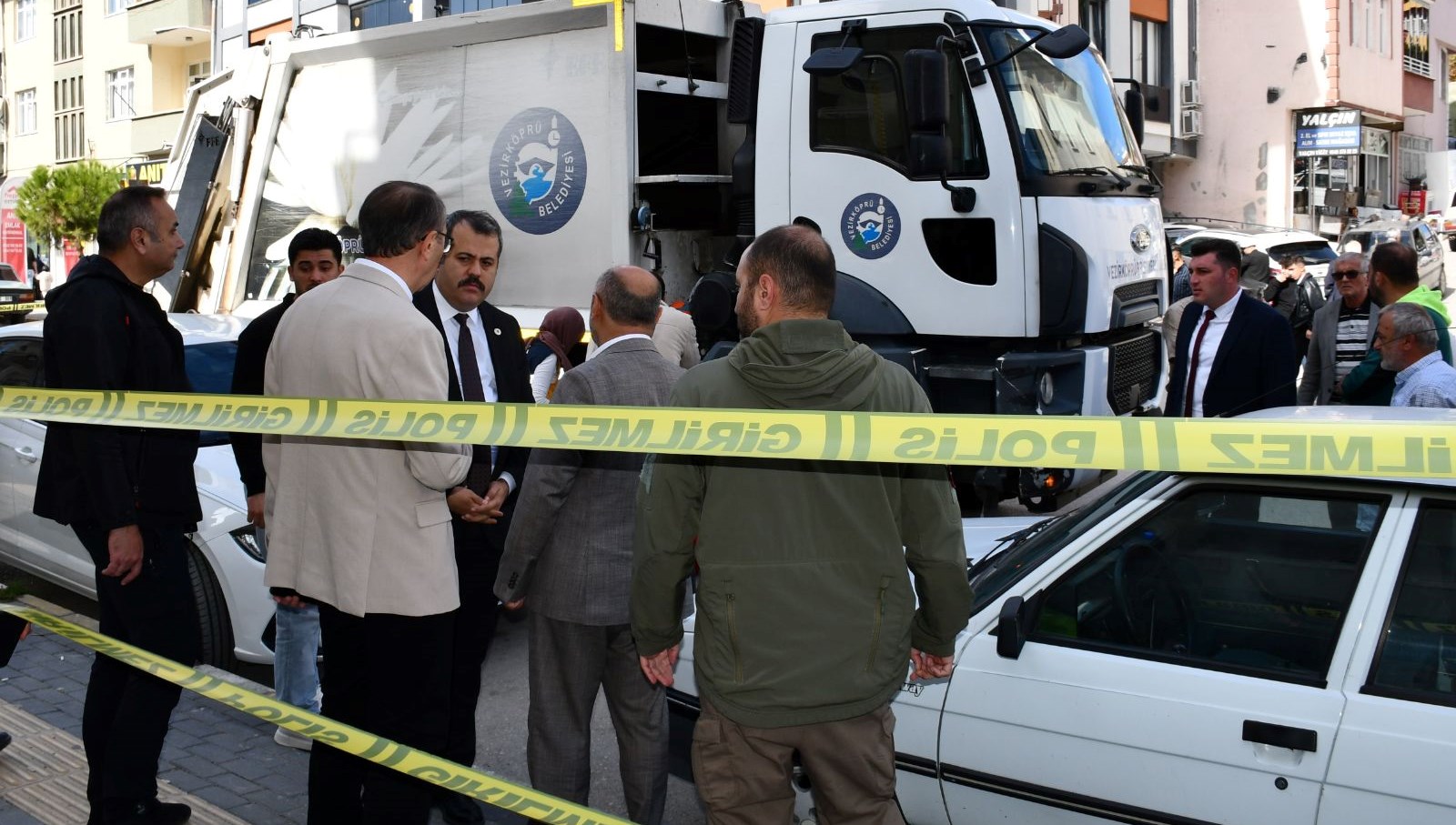 yasli adam cop kamyonunun altinda kaldi ZmrgxlNL.jpg