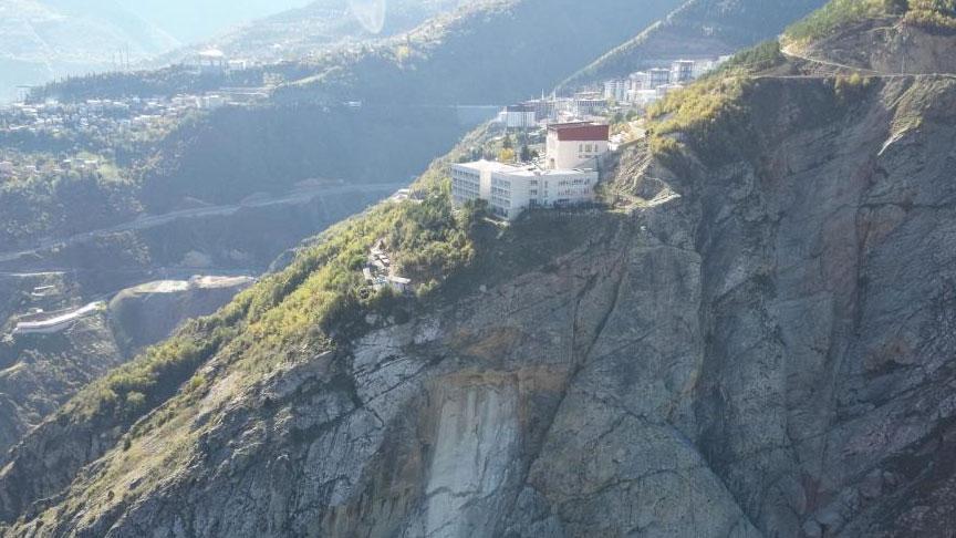 artvinde buyuk panik kopan dev kaya parcasi nedeniyle 2 lise tahliye edildi 8l8XnxcN.jpg