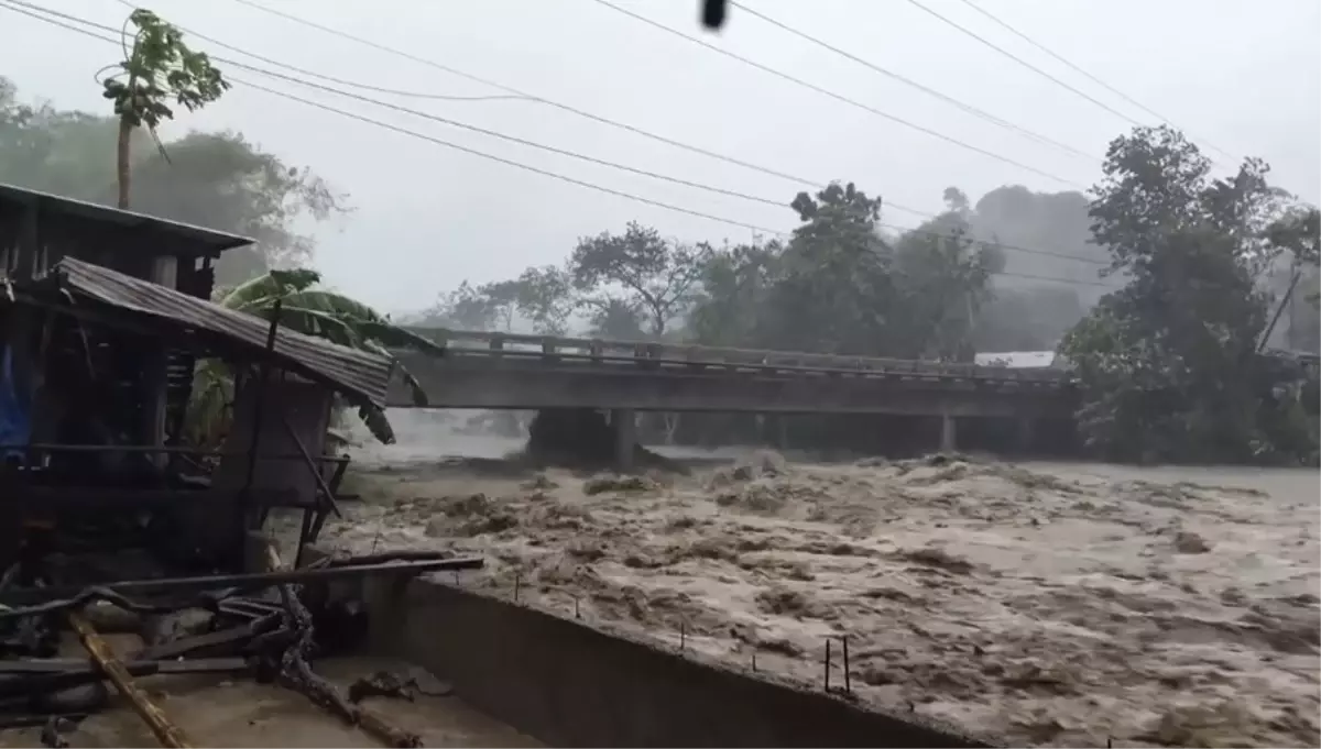 filipinlerde kalmaegi tayfunu felaketi 66 olu c16AdjiW.jpg