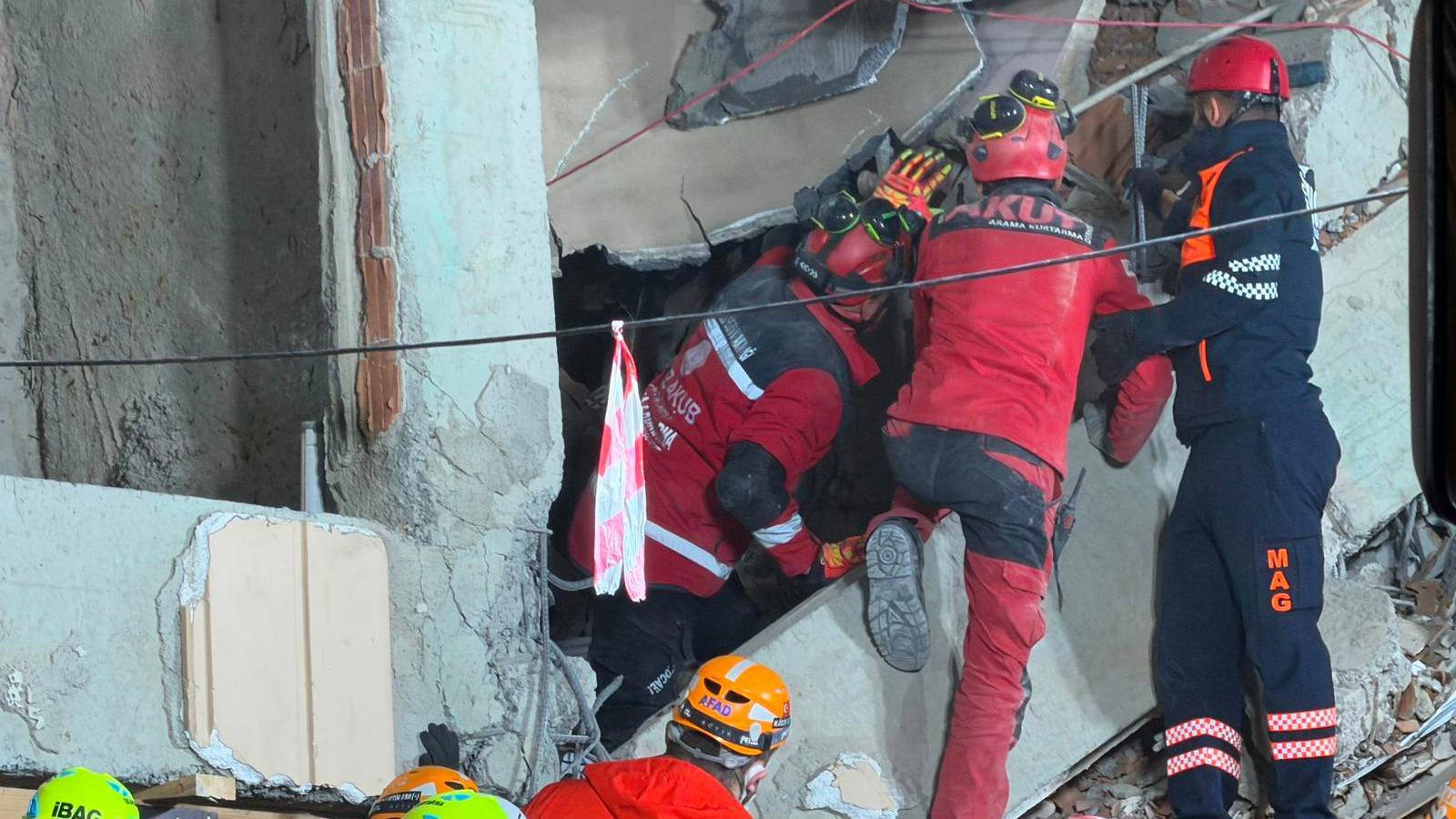 gebzede binanin cokmesi meclis gundeminde bakanlik metro insaati sirasinda zemin etudu yapti mi statik guvenligi korumak icin hangi onlemler alindi Bdm2npgp.jpg