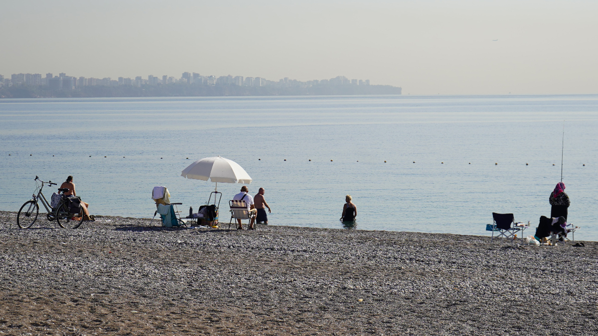 konyaalti sahilinde kasim ayinda deniz keyfi 99JhJzTQ.jpg